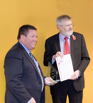 The Mayor of Lewisham, Sir Steve Bullock, presents CAM Managing Director Matt Johnson with the London borough’s Employer of the Year award.